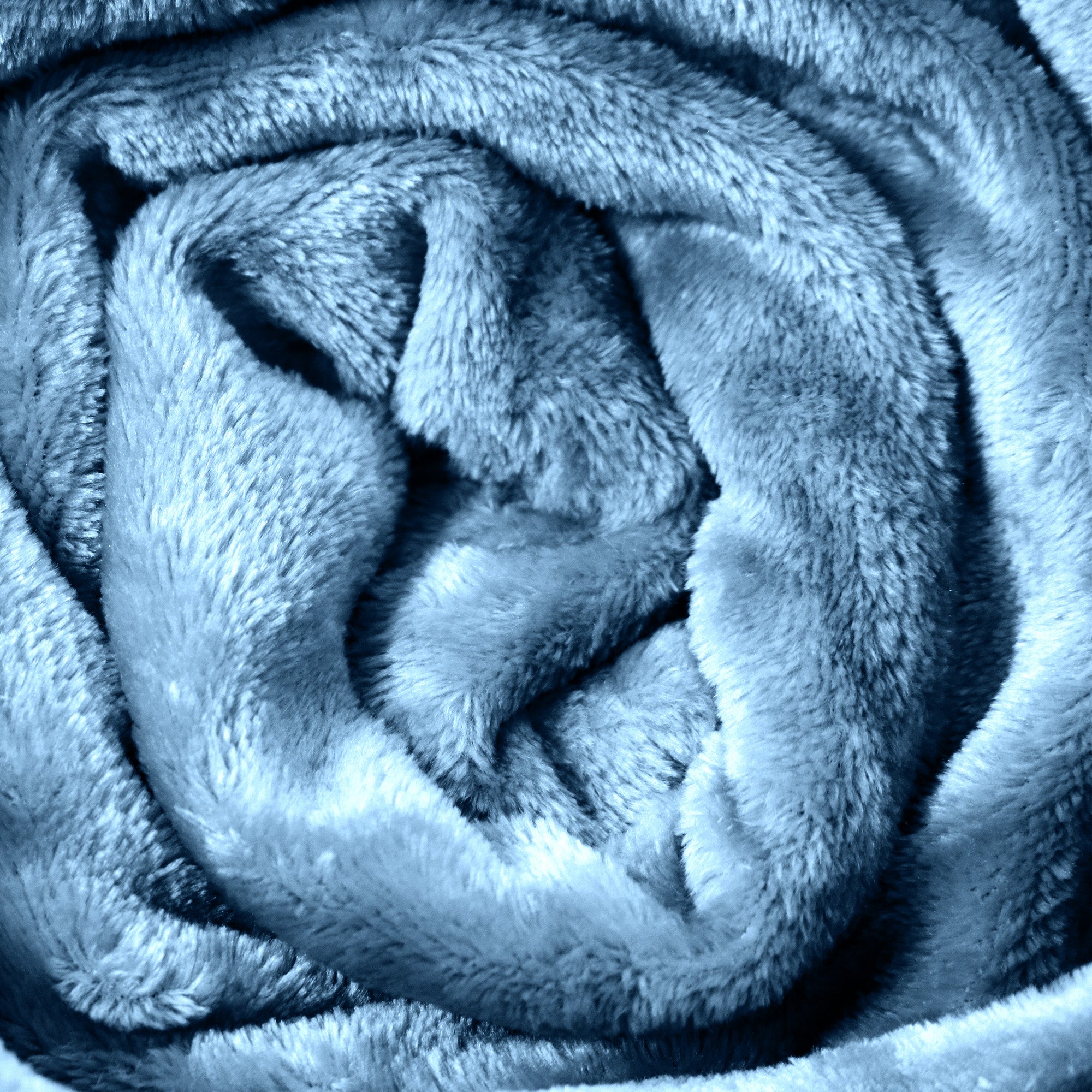 Hotel Linen Klub Micro Fleece Blanket – Ultra-Soft 260 GSM Flannel Throw for Warmth & Comfort - Metallic Blue